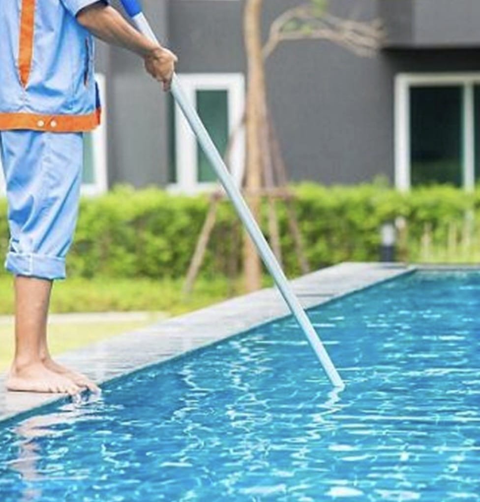 Limpieza de piscina con limpiafondos